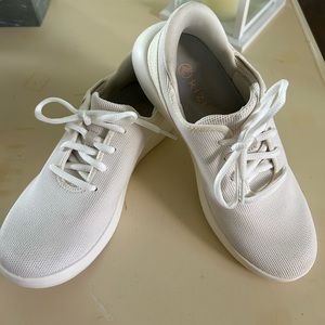 Kizik Women’s Madrid Eco-Knit Lace up Sneaker Color: Marshmallow. Women’s size 7